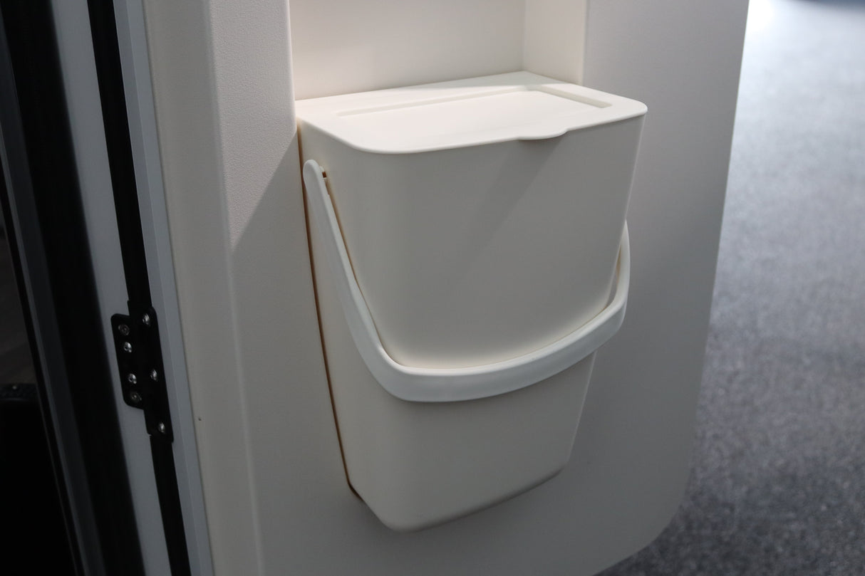 Hymer prullenbak geïntegreerd in toegangsdeur Camper-onderdelen.nl