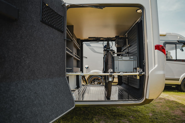 Hymer fietsendrager voor in de garage - 2 fietsen Camper-onderdelen.nl