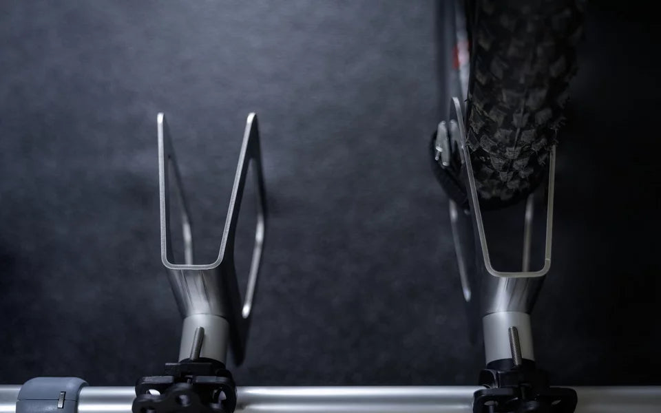 Hymer fietsendrager voor in de garage - 2 fietsen Camper-onderdelen.nl