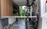 Hymer fietsendrager voor in de garage - 2 fietsen Camper-onderdelen.nl
